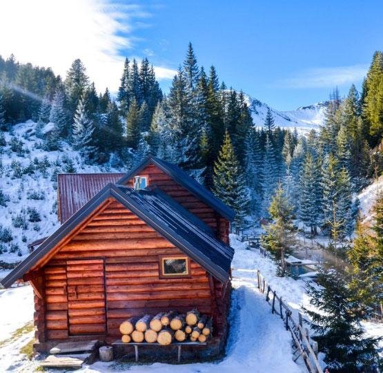 Winter cabin in Rugova with snow-covered mountains and peaceful alpine scenery